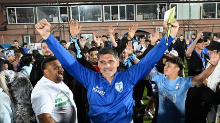 DECLARAȚII Lui Florin Pîrvu i-au dat lacrimile după ce a promovat în Superliga la 2 ani de la decesul soției: „M-a ajutat de sus”