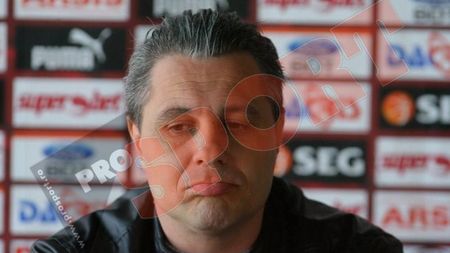 Șumudică: "Nu sunt supărat pe jucători!"** Vezi ce îl deranjează pe antrenor la jocul echipei