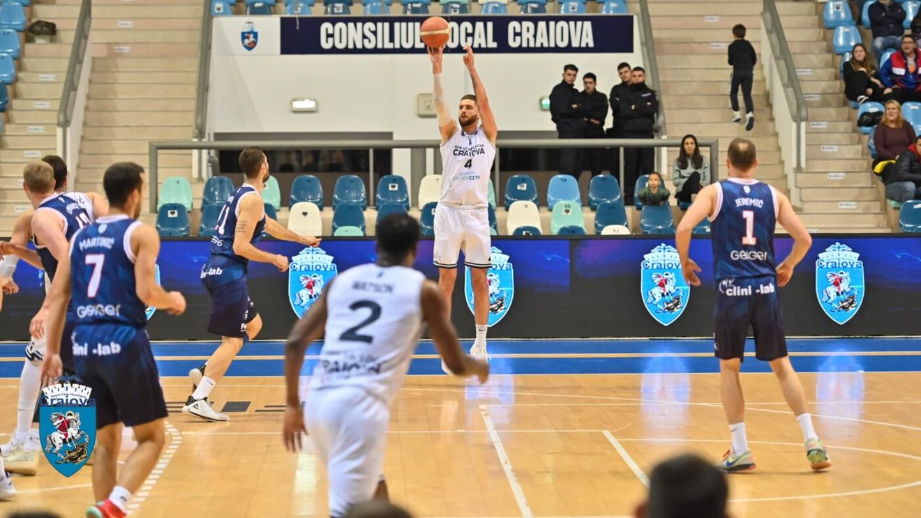 Bătaie generală la meciul de baschet dintre BC Mureş și SCMU Craiova! Cinci jucători, eliminaţi. VIDEO