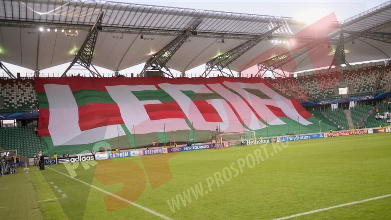 FOTO - Un steag imens ocupă locul fanilor Legiei în peluza închisă de UEFA