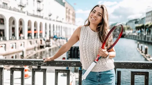 Gabriela Ruse, surprinsă într-o ipostază inedită de organizatori la Hamburg: „Imagini nemaivăzute. Ce ar fi făcut românca dacă nu reușea în tenis!” VIDEO