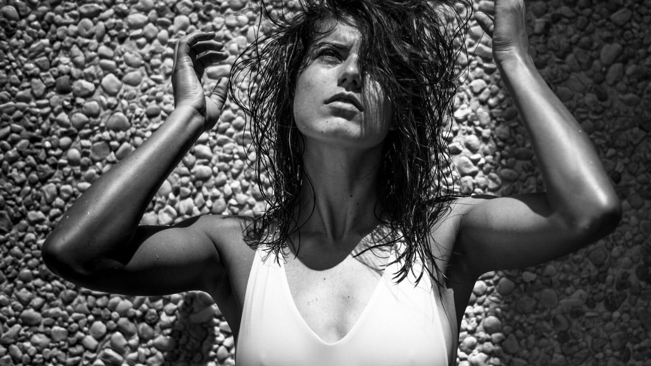 IMAGINEA ZILEI | Când blițurile strălucesc pe Sorana... Set de poze de cover realizate de Cîrstea în Statele Unite 