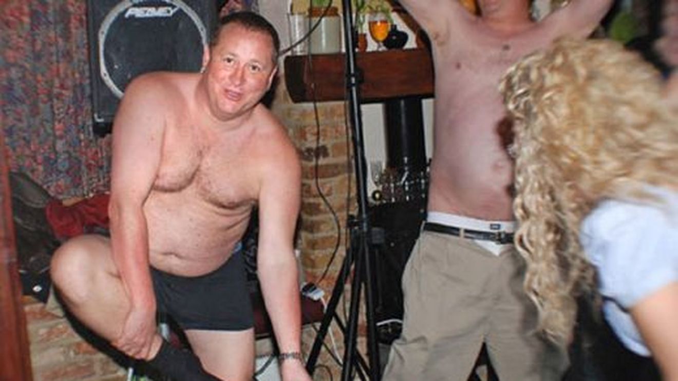 Noi îl avem pe Gigi Becali, englezii pe Mike Ashley!** Patronul lui Newcastle a plătit 2.000 de lire pentru a fi biciuit!