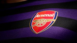 FOTO Tricourile care îl vor face pe Van Persie să exclame: "Lăsați-mă să plec acum!"** Arsenal va fi de râsul rivalilor în meciurile din deplasare