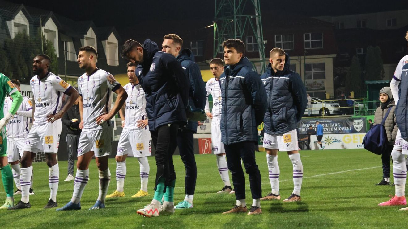 Gluma anului în fotbalul din România s-a auzit pe transmisiunea în direct a unui meci! Comentatorul a izbucnit în râs pe loc