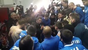 "Notre respect, Astra!" Ieșenii nu au uitat să le mulțumească elevilor lui Edi Iordănescu după ce au învins Dinamo și i-au trimis în play-off. Primarul Mihai Chirica a sărbătorit cu jucătorii în vestiar