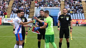 Moment fără precedent la meciul Gloria Buzău – UTA Arad! A căzut din picioare când a dat lovitura de start | VIDEO