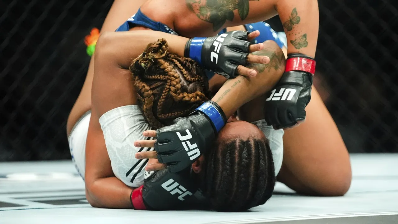 A bătut-o pe adversară și apoi a dansat twerk în fața ei. Cum arată cea mai controversată luptătoare MMA. GALERIE FOTO