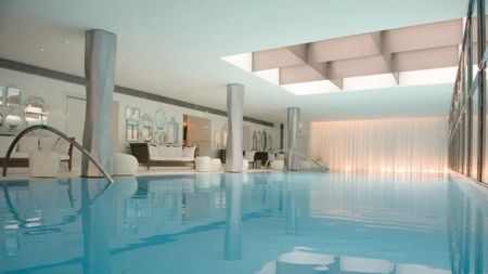 Lionel Messi, tratat ca un rege la Paris! Cum arată hotelul în care l-au cazat șeicii pe noul jucător de la PSG | FOTO