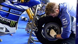 Bridgestone se retrage din MotoGP la finalul lui 2015. Dorna organizează o licitație pentru a stabili viitorul furnizor de cauciucuri