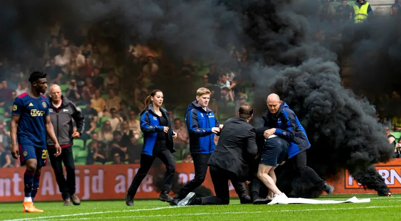 Clipe de panică în Olanda: partida Groningen - Ajax a fost suspendată după doar 10 minute! Fanii au aruncat zeci de grenade fumigene și au făcut prăpăd pe stadion | VIDEO
