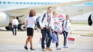 Iarba verde de acasă:** olimpicii români au revenit luni în țară cu gândul la "vacanță și relaxare". Larisa Iordache s-a dezis de grup