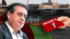 Stadionul modernizat din banii milionarului Ioan Niculae și scos la vânzare pe bucăți se dă la superofertă: solduri de iarnă pentru vestiare și peluză. „Sunt la 50% mai jos, însă nu s-a prezentat nimeni la licitație”. EXCLUSIV