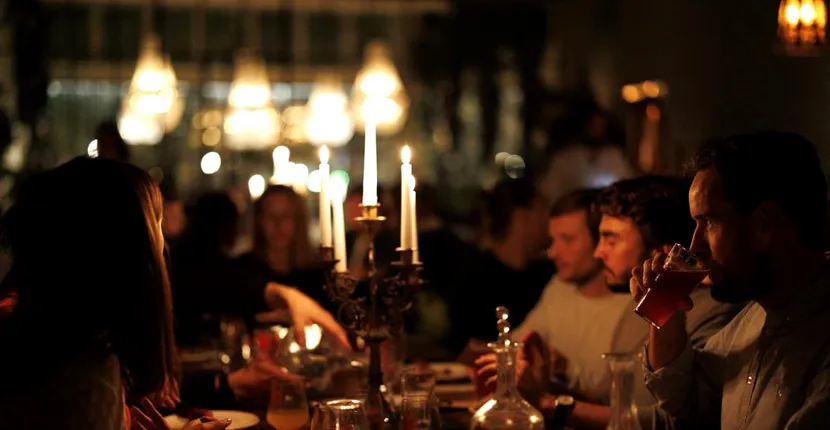 Un restaurant din Bruxelles servește clienții pe întuneric, ca să vadă ce-i așteaptă în viitor