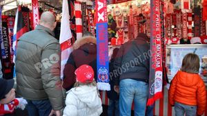 Cu gândul la Steaua!** Ajax, ținută în șah acasă. FOTO EXCLUSIV Olandezii au  pus deja în vânzare fularele pentru meciul cu Reghe&co