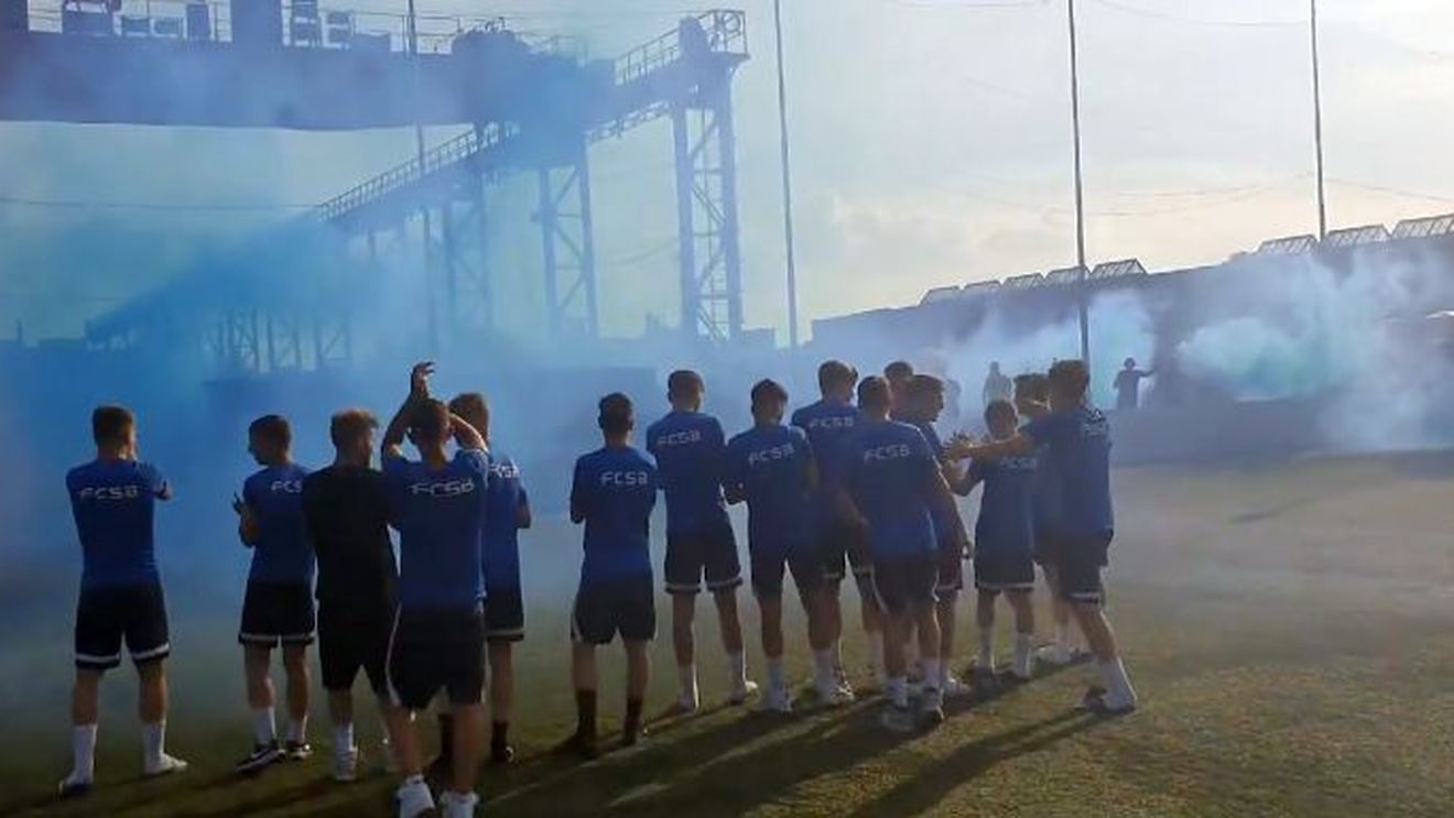 Suporterii lui FCSB au făcut spectacol la baza din Berceni! Sărbătoare cu fumigene și cântece, după ce echipa U15 a câștigat campionatul și Cupa României! | VIDEO