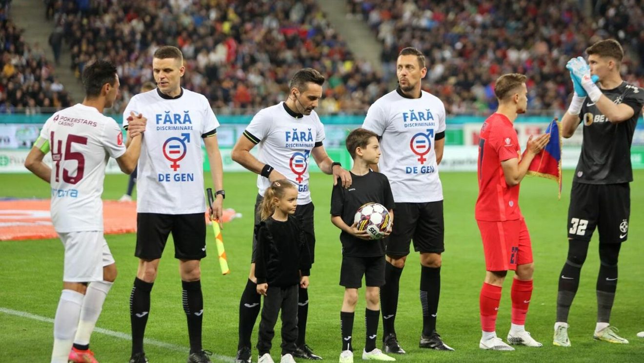 Arbitrii au protestat împotriva lui Gigi Becali la meciul FCSB - CFR Cluj chiar sub ochii patronului roș-albaștrilor | FOTO