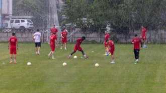 A plouat torențial la reunirea CS Gloria Bistrița. Nicolae Grigore s-a bucurat ca un copil: ”Mi-era dor de băieți, de fotbal, să ne antrenăm”