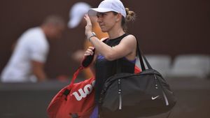 Simona Halep s-a oprit în turul doi la Beijing, după un meci în care nu s-a putut mișca și s-a târât spre finiș. Alexandrova avansează în optimi, cu o victorie logică