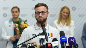 Antrenorul lui David Popovici a dat de necaz chiar la sosirea la Bucureşti! Ce i s-a întâmplat lui Adrian Rădulescu