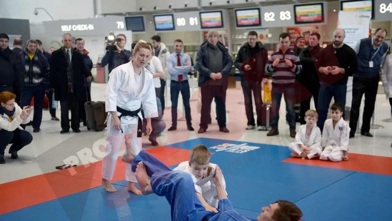 FOTO: Alina Dumitru, demonstrație de judo în aeroport. Jucătorii de la ACS Poli, spectatori de lux