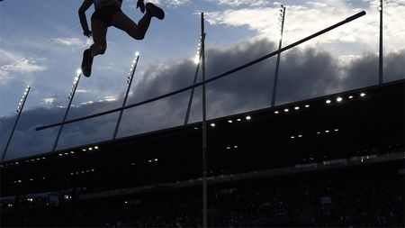 IMAGINEA ZILEI | Aterizarea de la prăjină, ca o săritură din cer, fără parașută