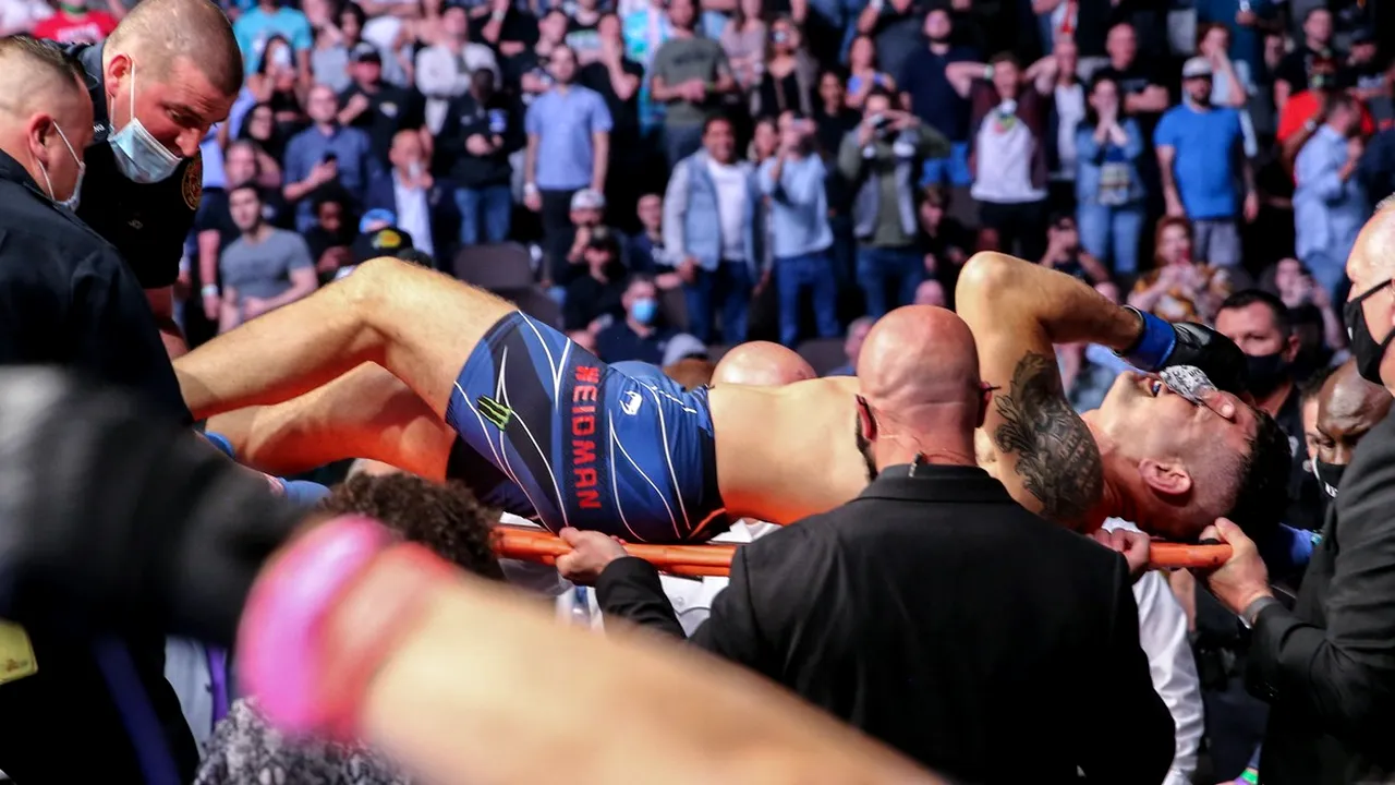 Fostul campion Chris Weidman a fost supus unei operații, după ce a suferit o fractură îngrozitoare la picior după doar 17 secunde de luptă!