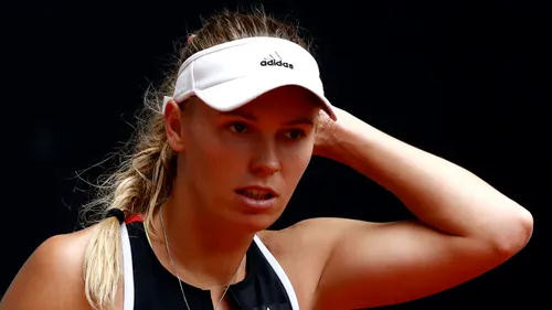 Continuă deriva pentru Wozniacki! Jucătoarea care a șocat cu o apariție super-sexy pe teren la începutul acestei săptămâni a reușit victoria carierei în fața #2 mondial și o ajută pe Simona Halep să își mărească avansul în clasamentul WTA