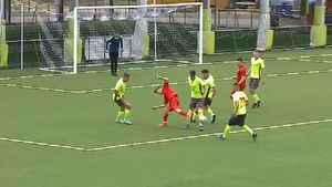 Fotbalistul-actor de la CSA Steaua l-a păcălit pe arbitru! Penalty inventat în meciul de baraj cu Mostiștea Ulmu | VIDEO