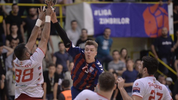 Xavier Pascual a anunțat lotul pentru "dubla" cu Macedonia, ultimul pas pentru calificarea la Campionatul Mondial. Steaua dă trei jucători la lot, iar Dinamo unul! Postul din echipa națională cu schimbări majore