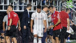 Alex Oxlade-Chamberlain, eforturi uriașe de a-și intra în formă la Beșiktaș. S-a antrenat suplimentar, după meciul cu Dinamo Kiev, pe ploaia torențială din Giulești | GALERIE FOTO ȘI VIDEO