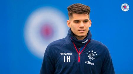 Ianis Hagi i-a cucerit și pe englezi: „Începe să iasă din umbra tatălui său. Nu e vorba doar despre numele de pe tricou”