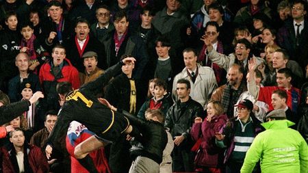 VIDEO - "Omagiu" pentru "killerul" Cantona! Un englez a luat la pumni un fan al echipei sale. Imagini șocante