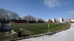 E gata, dar nu chiar de tot! Stâlpii și reflectoarele nocturnei de la stadionul din Superliga sunt în portul Constanța