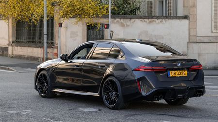 Asta înseamnă să faci bani la arabi. A plătit 164.000 de euro pe un BMW nou și tot i-au rămas 110.000 de euro din salariul pe o zi