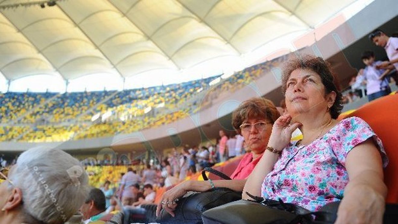 Oamenii și-ar fi dorit ca sâmbătă să fie prezenți și tricolorii, măcar în tribune: **"De ce n-a venit și naționala?"