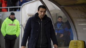 Gigi Becali îl apără acum pe Bogdan Vintilă, dar amenință: "Dacă nu luăm trei puncte cu Dinamo, vine uraganul. Mă spânzur!"