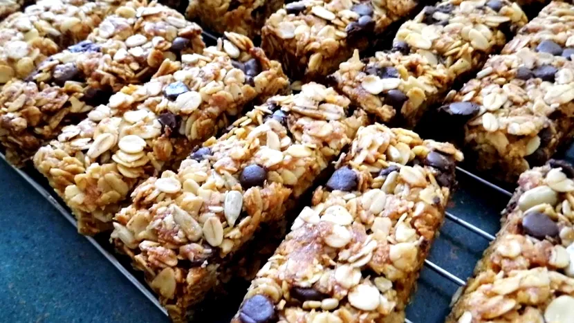 Batoane de cereale cu ciocolată. O rețetă sănătoasă și energizantă