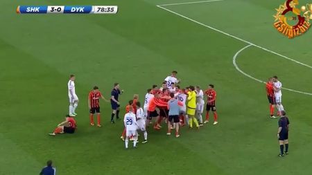 Fotbal sau K1? VIDEO | Șahtior conducea cu 3-0 în minutul 79 al derby-ului cu Dinamo Kiev când jucătorii au început să-și împartă pumni și picioare.  Mircea Lucescu a intervenit și el