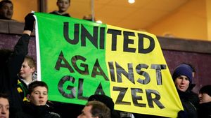 VIDEO Zeci de mii de fani Man.United cântă contra patronilor:** "Iubim United, urâm familia Glazer!"