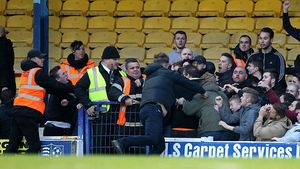 Cât de nebun să fii? VIDEO | Huliganul demn de CARTEA RECORDURILOR. S-a bătut de unul singur cu toată galeria adversă