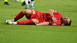 Primele imagini cu Mihai Lixandru, după accidentarea gravă din PAOK – FCSB 0-1. Cum a apărut pe aeroportul Henri Coandă