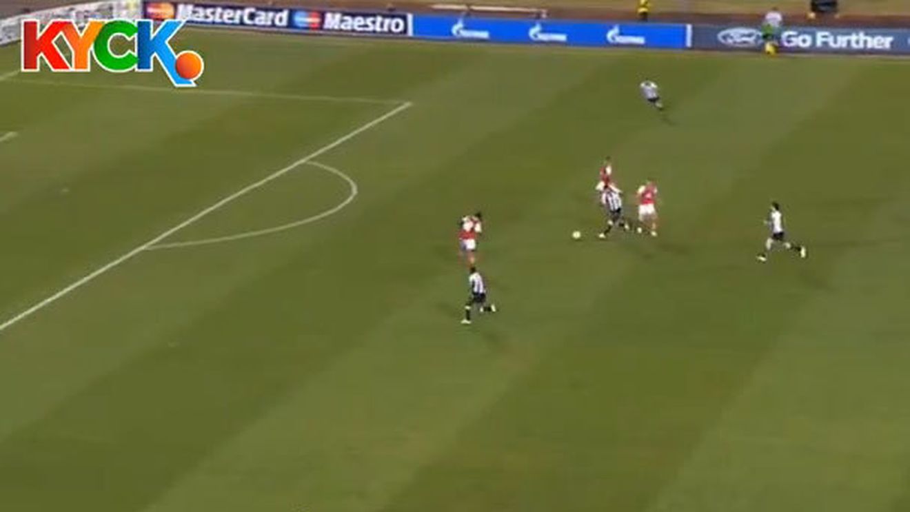 FOTO Fanii din arenă au rămas uluiți: "A fost o fantomă?!"** Cea mai bizară fază petrecută aseară în Champions League