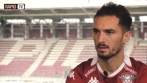 De ce a semnat cu Rapid fotbalistul kosovar Florent Hasani. Dezvăluirile din primul interviu acordat după transfer