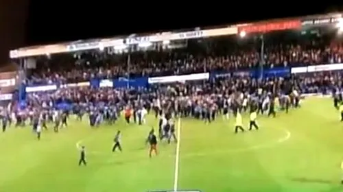 Au trăit o viață pentru asta!** VIDEO Imaginea ‘nebuniei’ în Anglia. Fanii au invadat terenul după victoria istorică în fața lui Liverpool