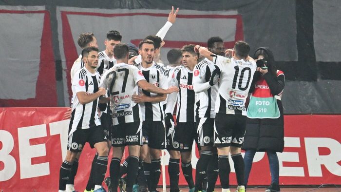 Universitatea Cluj - CFR Cluj 3-2, în etapa 19 din Superligă. Trupa lui Ioan Ovidiu Sabău întoarce spectaculos meciul după pauză și câștigă cu emoții derby-ul Ardealului. „Șepcile roșii” revin pe primul loc!