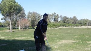 Relaxare înainte de "războaiele" Rapid și Steaua!** Jucătorii lui "U" au încercat să-l imite pe Tiger Woods