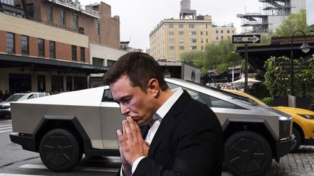 Tesla a luat decizia şi cumpără înapoi Cybertruck-uri. Un bărbat a primit oferta: a pierdut 35.000 de dolari după 9656 de kilometri parcurşi, la maşina care nouă l-a costat 100.000 de dolari