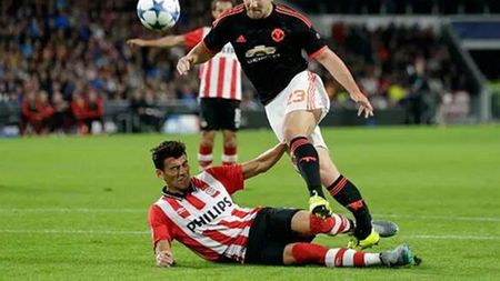 Una dintre cele mai grave accidentări din istoria Ligii Campionilor. Imagini șocante: Luke Shaw și-a rupt piciorul! Verdictul medicilor e crunt