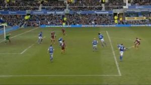 "Știe că a fost în careu, dar nu vrea să dea!"** VIDEO Faza care a ucis lupta în Premier League: Panti&Co pot spune adio titlului după o gafă uriașă